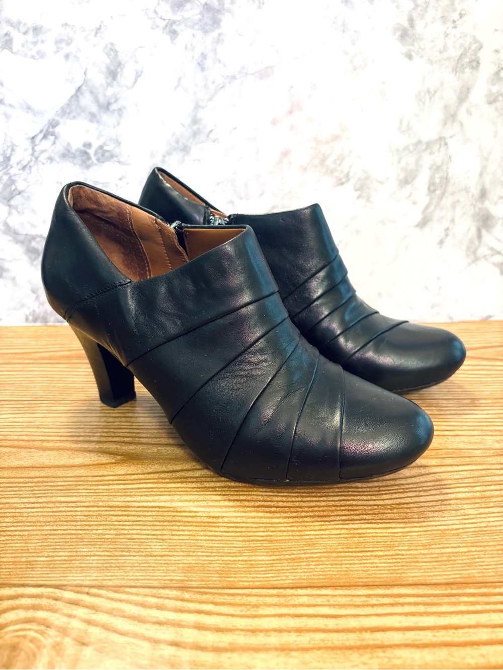 Clarks Artisan Ruched Heeled Ankle Booties Black Leather Size 8.5